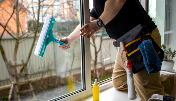 Why Professional Screen Cleaning Saginaw Is a Smart Move Before Michigan Winter